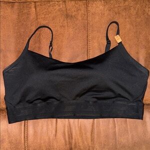 Victoria Secret Pink Black Seamless sports bra. BNWT adjustable straps.